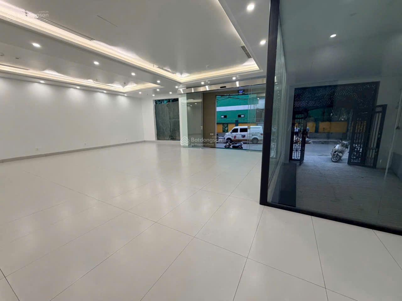 cho-thue-van-phong-180m2-me-tri-ha-dien-tich-rong-gia-tot-2